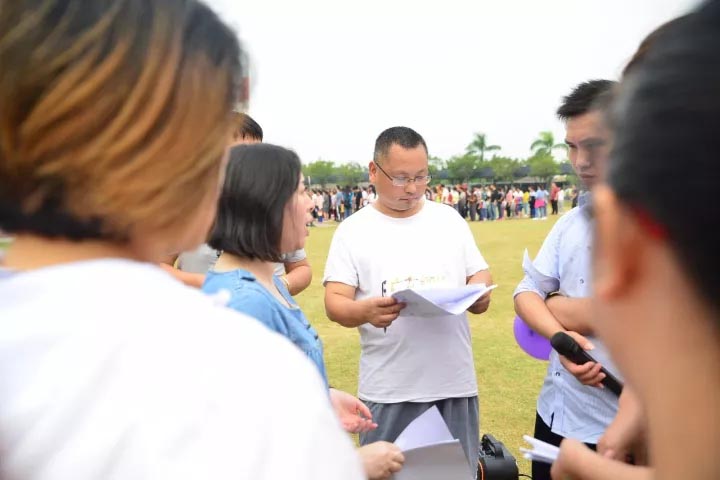 口哨發(fā)令、旗幟落下，比賽的完美呈現(xiàn)，離不開裁判員的辛苦付出，低調是他們的代名詞
