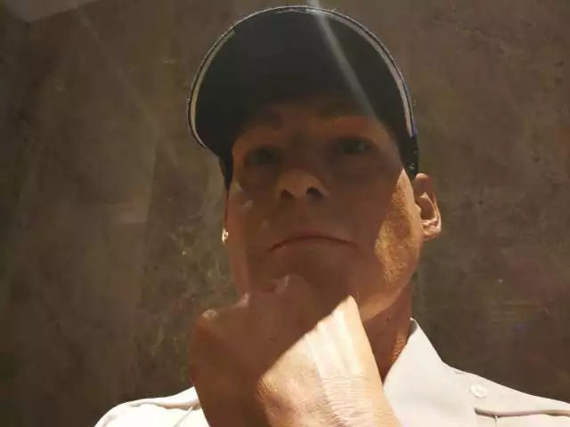 凌厲的眼神流轉(zhuǎn)，目光如炬，手掌的青筋清晰暴出，歲月的紋路無情橫亙——樹脂雕塑《站崗》