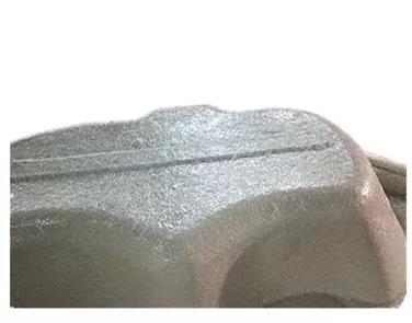用樹脂和玻璃纖維復(fù)合在浴缸胚料的底部，使成型產(chǎn)品有足夠的強(qiáng)度
