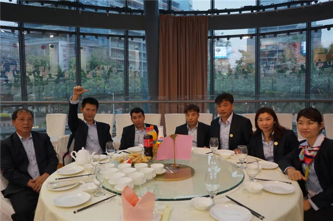 博皓家人們歡聚一堂，把酒言歡，開懷暢飲-4